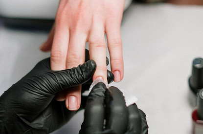 Нейл-стилист назвала главные тренды осеннего маникюра