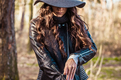 Модная блогерша назвала устаревшие модели курток на осень