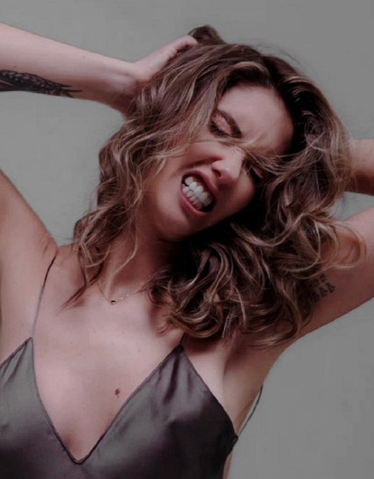 «Подумала, что Джоли»: Агату Муцениеце не узнали в новом образе