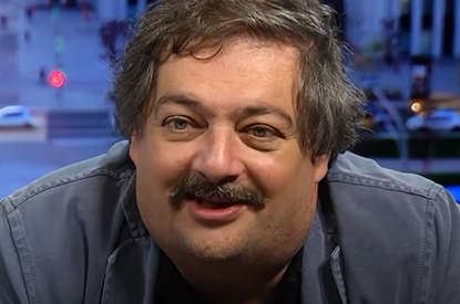 «Кома Кеосаяна — это шоу»: писатель-иноагент Дмитрий Быков высказался о состоянии режиссера