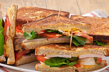 Горячие бутерброды с сыром: 16 рецептов