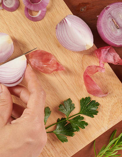 Как нарезать лук: 10 простых способов для разных блюд