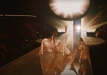 Состоялось шоу Victorias Secret 2025: самые яркие выходы от Ирины Шейк, сестер Хадид и других