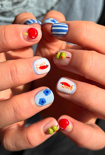 Тренды маникюра 2026: «эмалированные» ногти, пирсинг и не только