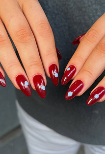 Тренды маникюра 2026: «эмалированные» ногти, пирсинг и не только