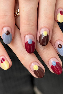 Тренды маникюра 2026: «эмалированные» ногти, пирсинг и не только