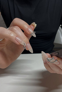 Тренды маникюра 2026: «эмалированные» ногти, пирсинг и не только