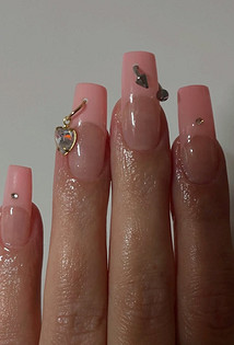 Тренды маникюра 2026: «эмалированные» ногти, пирсинг и не только