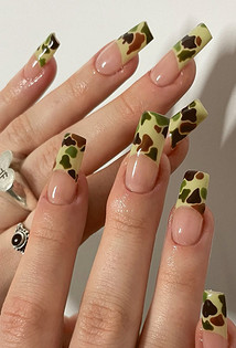 Тренды маникюра 2026: «эмалированные» ногти, пирсинг и не только