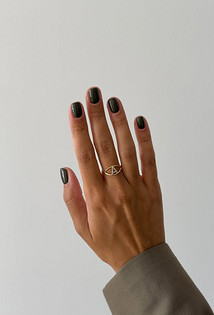 Тренды маникюра 2026: «эмалированные» ногти, пирсинг и не только