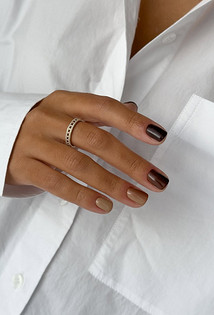 Тренды маникюра 2026: «эмалированные» ногти, пирсинг и не только