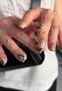 Тренды маникюра 2026: «эмалированные» ногти, пирсинг и не только