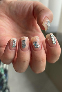 Тренды маникюра 2026: «эмалированные» ногти, пирсинг и не только