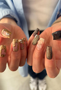 Тренды маникюра 2026: «эмалированные» ногти, пирсинг и не только