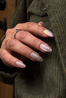 Тренды маникюра 2026: «эмалированные» ногти, пирсинг и не только