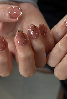 Тренды маникюра 2026: «эмалированные» ногти, пирсинг и не только