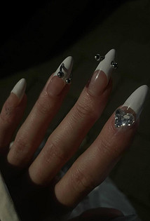 Тренды маникюра 2026: «эмалированные» ногти, пирсинг и не только