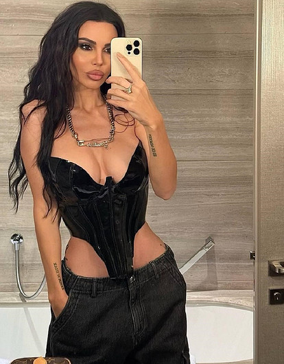 Она же мать четверых детей!: в Сети раскритиковали наряды Оксаны Самойловой на Неделе моды в Париже