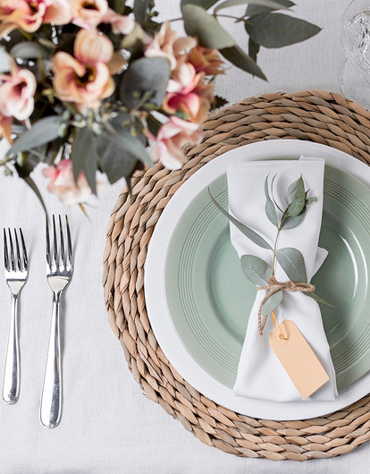 Красивая сервировка стола: правила и идеи оформления