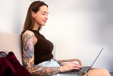 Имена бывших, фразы с ошибками, иероглифы: топ-12 татуировок, которые сводят чаще всего