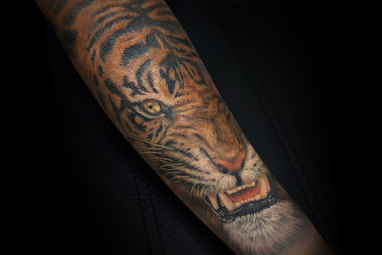 Имена бывших, фразы с ошибками, иероглифы: топ-12 татуировок, которые сводят чаще всего