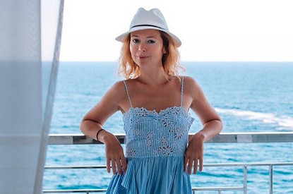 Даже если у женщины нет морщин на лице, видно, сколько ей лет: Елена Захарова высказалась о пластике