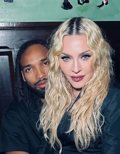 67-летняя Мадонна тайно обручилась с 29-летним футболистом