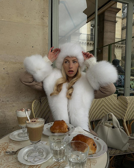 Белая шубка + алый платок: собираем классные образы в стиле Slavic Girl