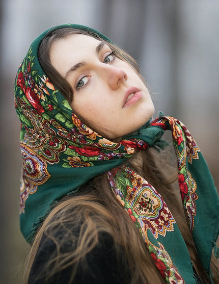 Белая шубка + алый платок: собираем классные образы в стиле Slavic Girl