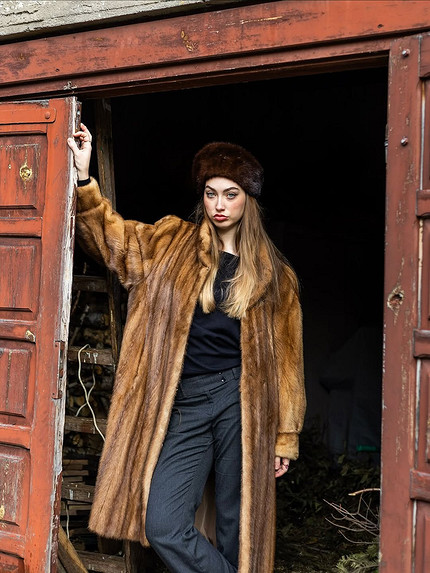 Белая шубка + алый платок: собираем классные образы в стиле Slavic Girl