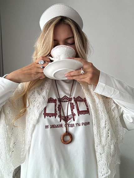 Белая шубка + алый платок: собираем классные образы в стиле Slavic Girl