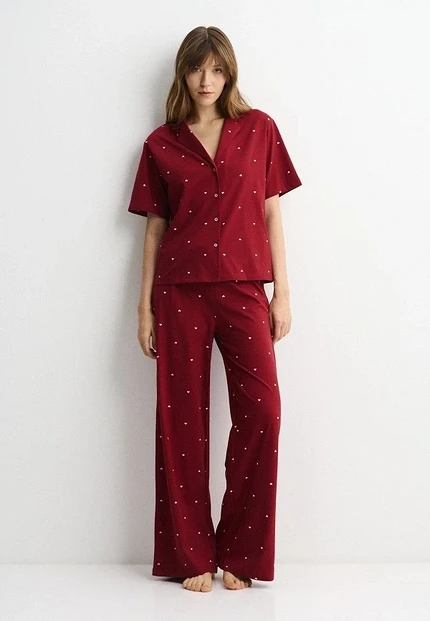 В каких цветах встречать Новый год 2026: советы стилистов и астрологов