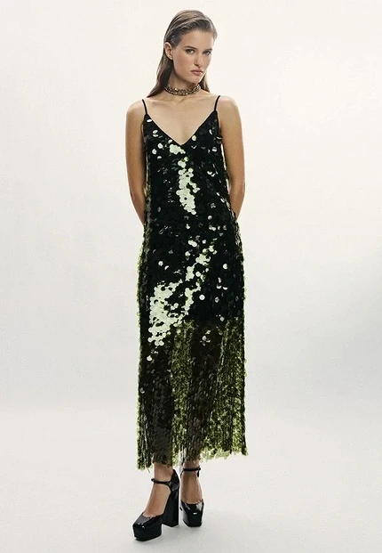 В каких цветах встречать Новый год 2026: советы стилистов и астрологов