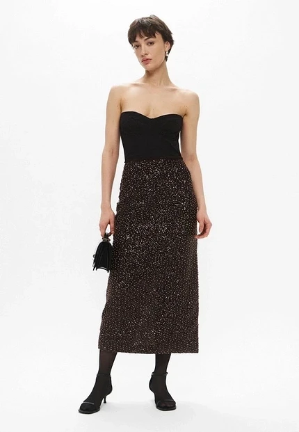 В каких цветах встречать Новый год 2026: советы стилистов и астрологов