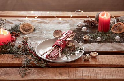 Сервировка новогоднего стола на 2026 год: 40 лучших идей для праздничного настроения