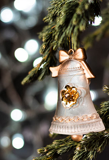 Как украсить елку на Новый 2026 год, чтобы Лошадь принесла удачу