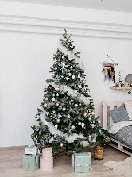 Как украсить елку на Новый 2026 год, чтобы Лошадь принесла удачу