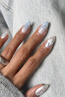 Зимний маникюр 2026: горячий шоколад, морозные узоры и праздничный блеск