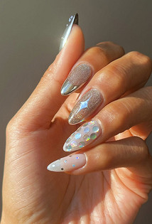 Зимний маникюр 2026: горячий шоколад, морозные узоры и праздничный блеск