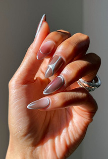 Зимний маникюр 2026: горячий шоколад, морозные узоры и праздничный блеск