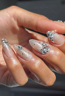 Зимний маникюр 2026: горячий шоколад, морозные узоры и праздничный блеск