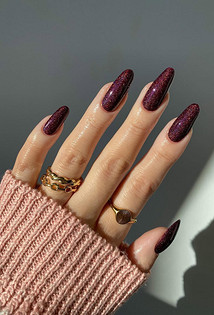 Зимний маникюр 2026: горячий шоколад, морозные узоры и праздничный блеск