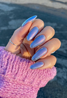 Зимний маникюр 2026: горячий шоколад, морозные узоры и праздничный блеск