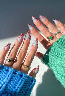 Зимний маникюр 2026: горячий шоколад, морозные узоры и праздничный блеск