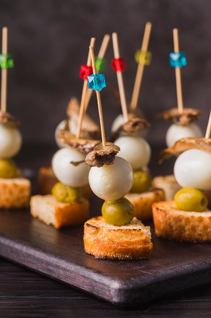 Рецепты канапе на Новый год: 15 вариантов, которые украсят любой стол