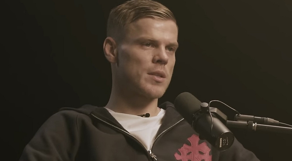 Скандальный футболист Александр Кокорин чуть не сбил двух человек на пешеходном переходе