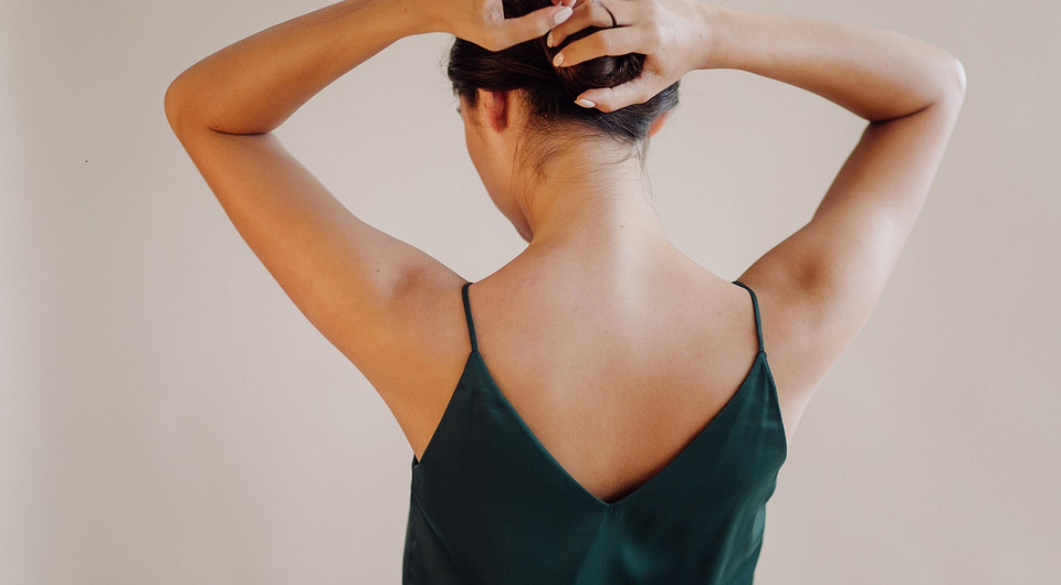 Упражнения Анти-холка: как за 3 минуты в день улучшить осанку и контур лица