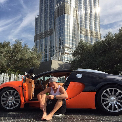 Скандальный футболист Александр Кокорин чуть не сбил двух человек на пешеходном переходе