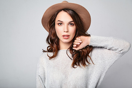 Шляпки — тренд этой зимы: как их носить, чтобы выглядеть современно