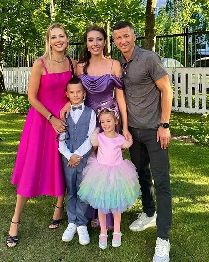 Евгений Алдонин с женой и детьми